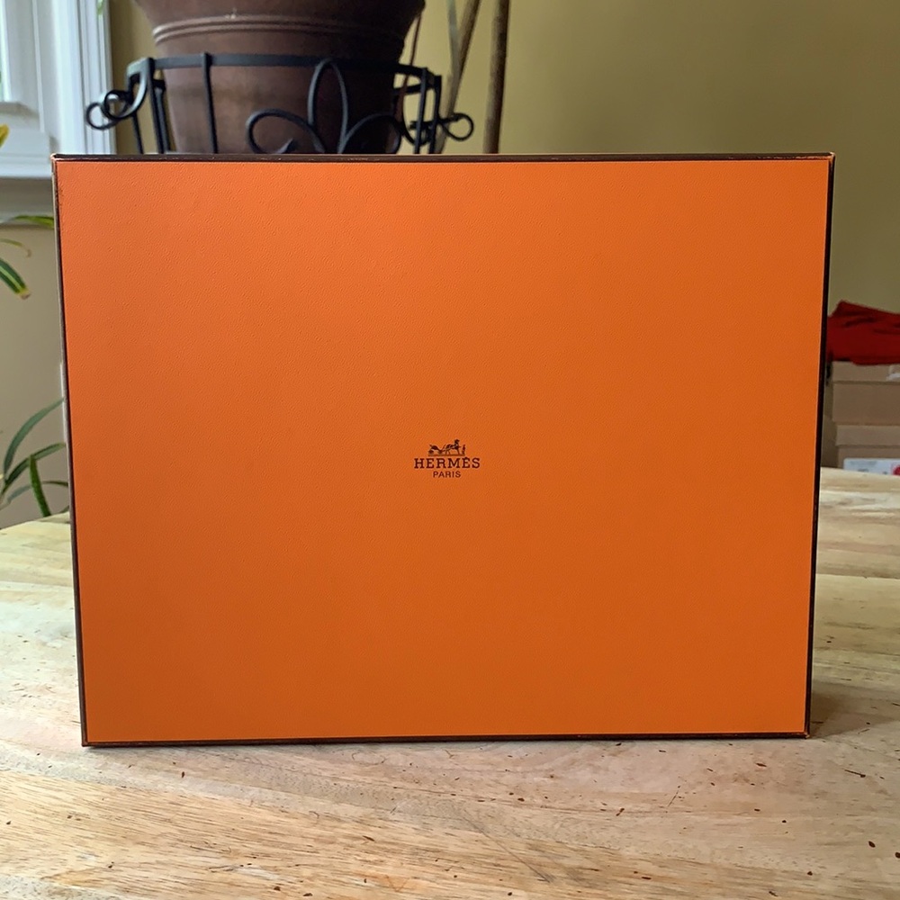 HERMÈS Giftbox w/ribbon